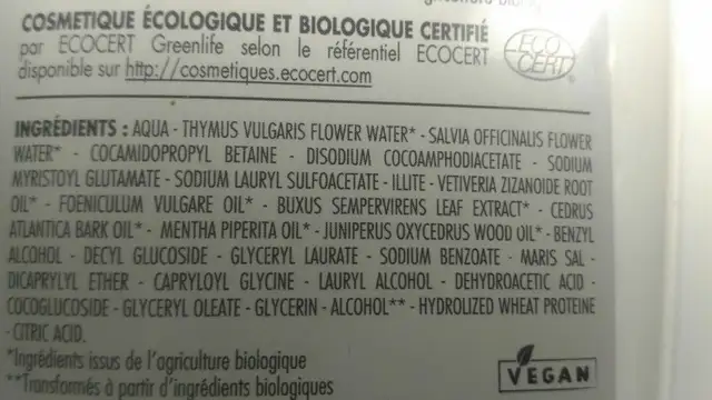 Shampooing spécifique cheveux gras et pellicules
