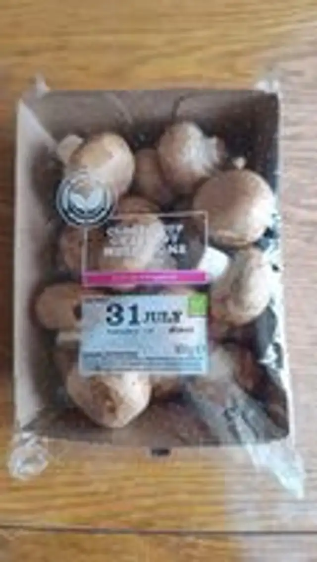 Closed cup chestnut mushrooms