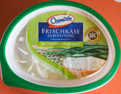 Frischkäsezubereitung mit frischem Schnittlauch
