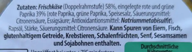 Pikante, rote und grüne Paprika gefüllt mit Frischkäse ingredients label