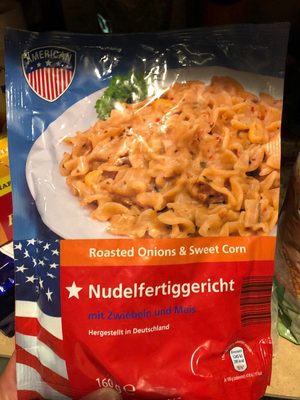 Nudelfertiggericht mit Zwiebeln und Mais