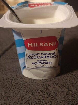 Yogur azucarado natural