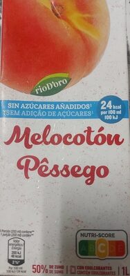 Bebida refrescante de zumo de melocotón con edulcorantes