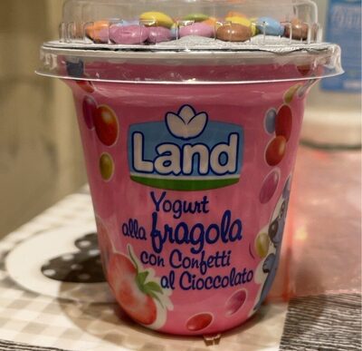 Yogurt alla fragola con confetti al cioccolato