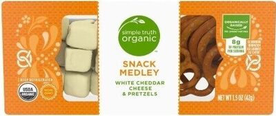 White cheddar cheese & pretzels snack medley