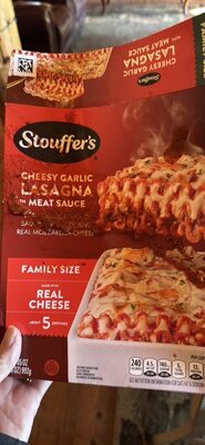 Cheesy Garlic Lasagna with Meat Sauce