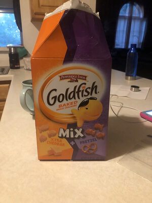 Xtra cheddar + pretzel mix baked snack crackers, xtra cheddar + pretzel