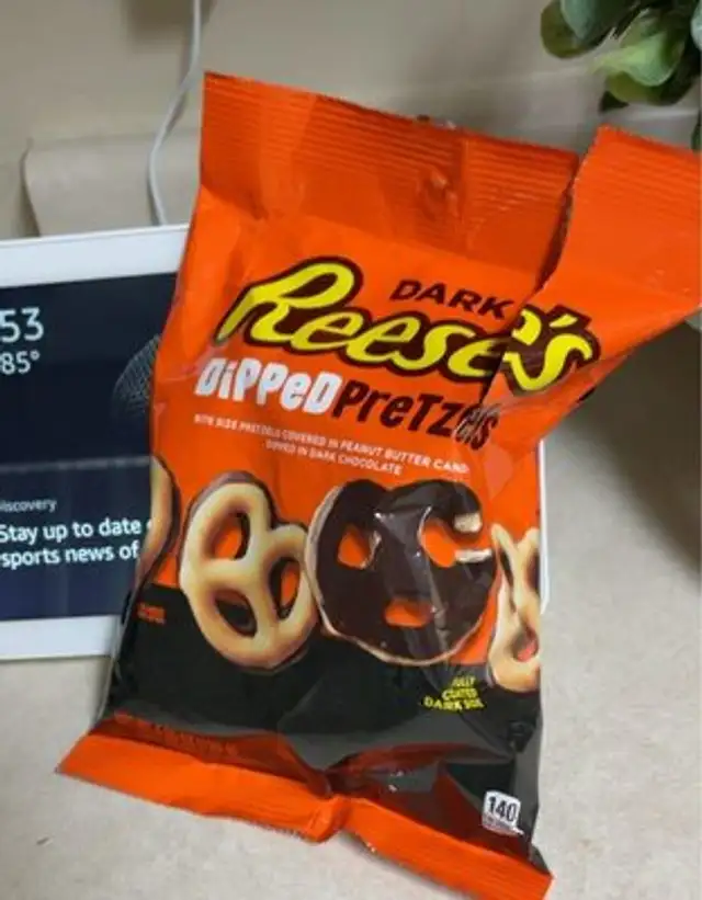 Dark reese pretzel