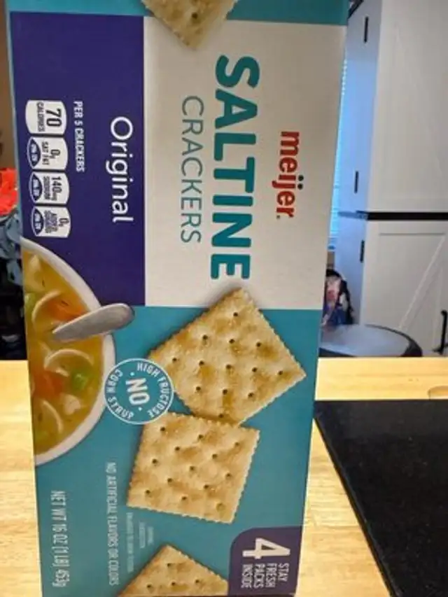 Select saltine crackers front packaging
