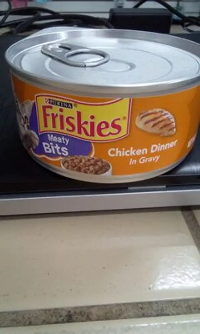 Friskies Meaty Bits Chicken Dinner in gravy