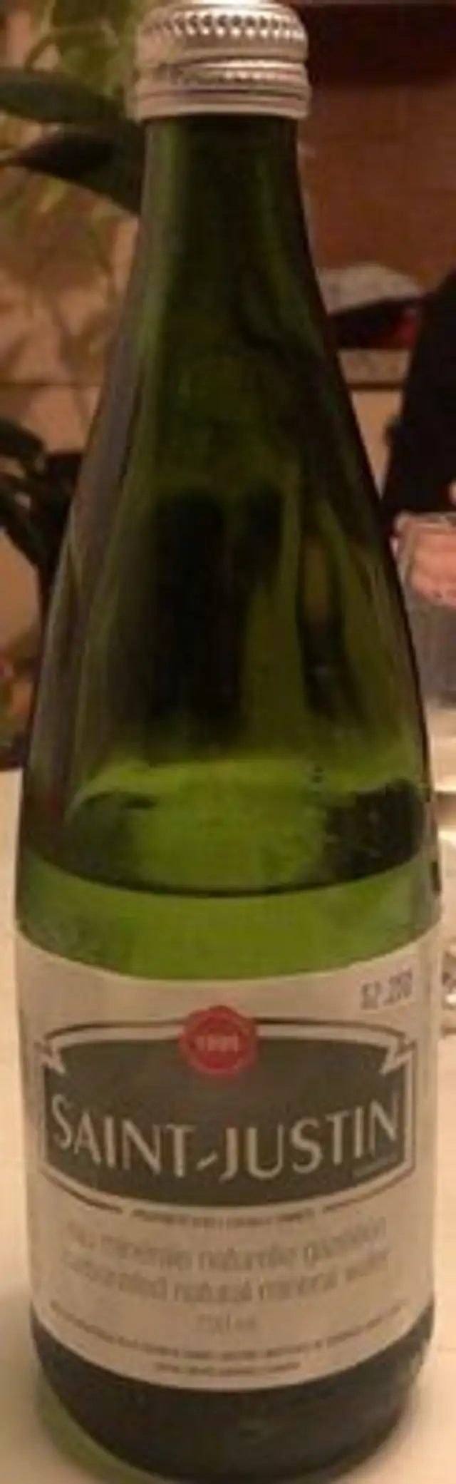 Eau minerale naturelle gazéifiée
