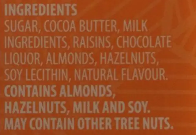Raisins secs, amandes et noisettes chocolat au lait ingredients label