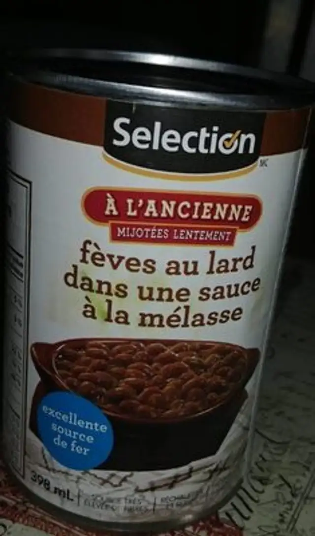 Fèves au lard dans une sauce à la mélasse