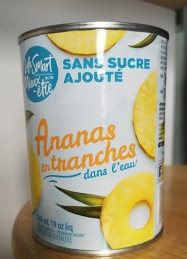Ananas en tranches dans l'eau