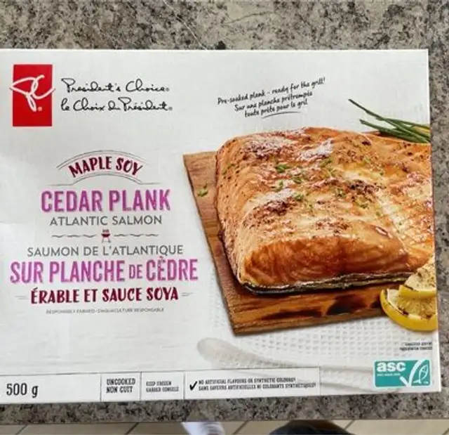 Saumon de l’atlantique sur planche de cèdre