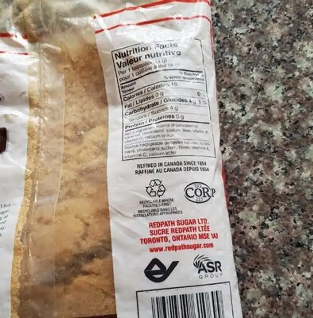 Dark Brown Sugar/Cassonade Foncée nutrition facts table
