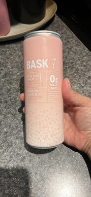 ROSÉ WINE SPRITZ WITH A HINT OF STRAWBERRY