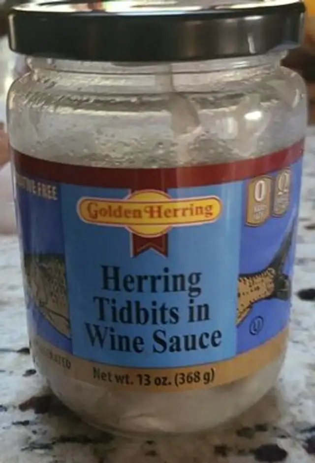 Herring tidbits in wine sauce