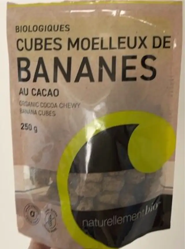 Biologiques cubes moelleux de bananes au cacao
