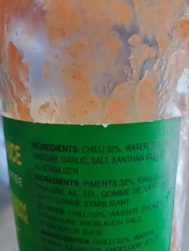 Sriracha chilli sauce ingredients label