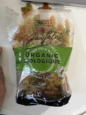 Durum wheat pasta with tomato and spinach front packaging