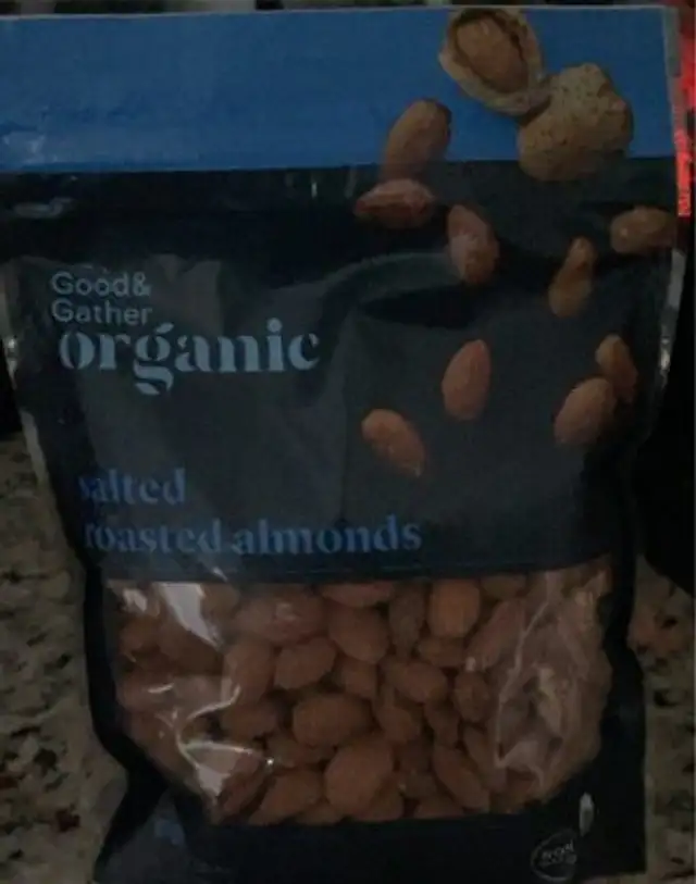 Salted roasted almonds