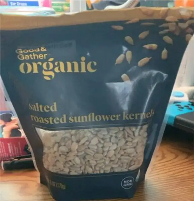 Salted roasted sunflower kernels
