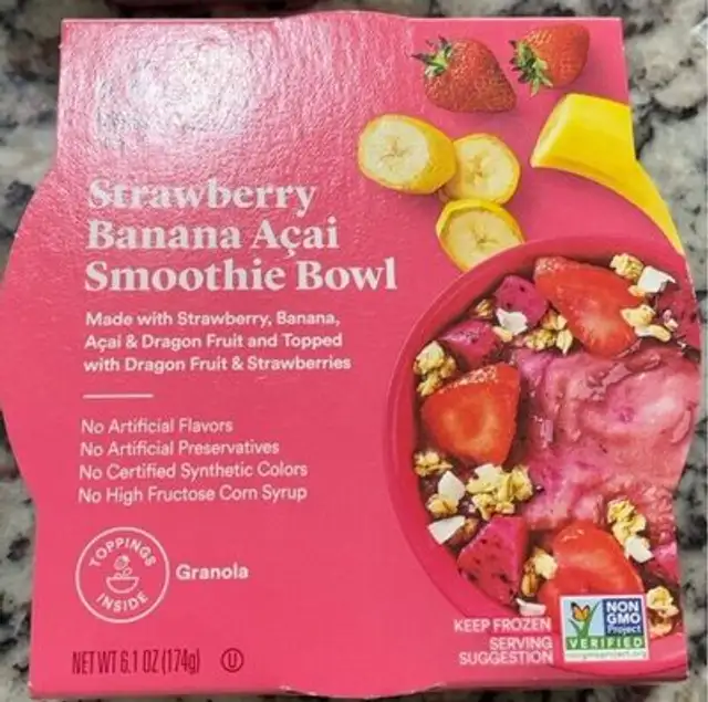 Strawberry banana açai smoothie bowl