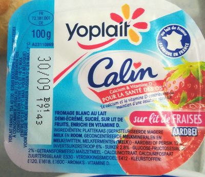 Câlin sur lit de fraise