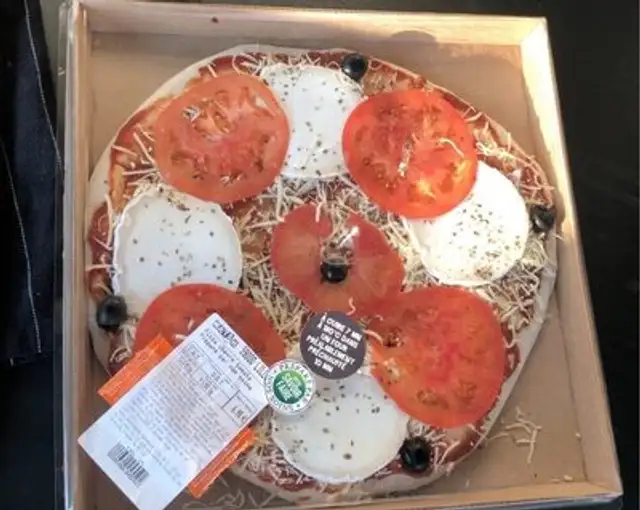 Pizza chevre tomate prepare par nos soins