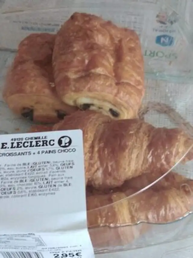 Pain au chocolat et croissant