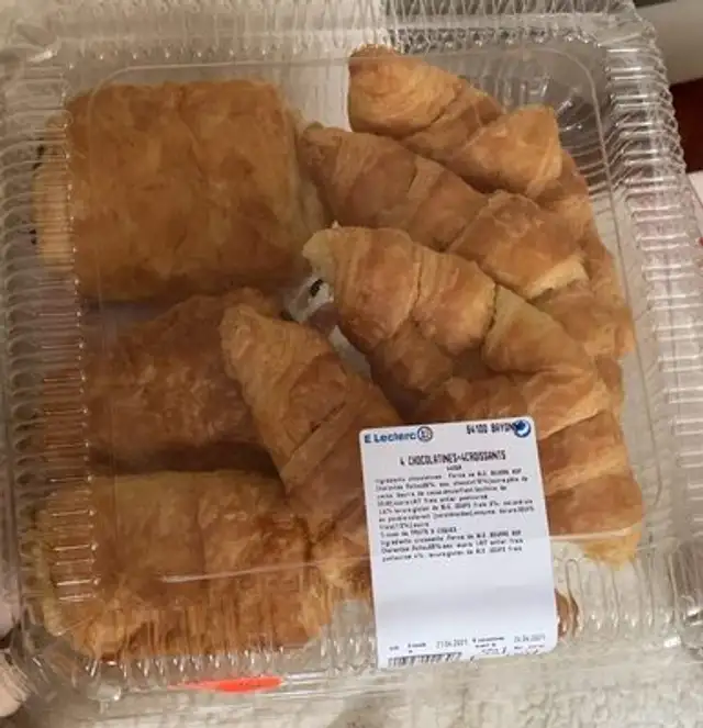 4 chocolatines et 4 croissants