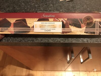 Chocolat au lait suisse avec nougat au miel et aux amandes front packaging