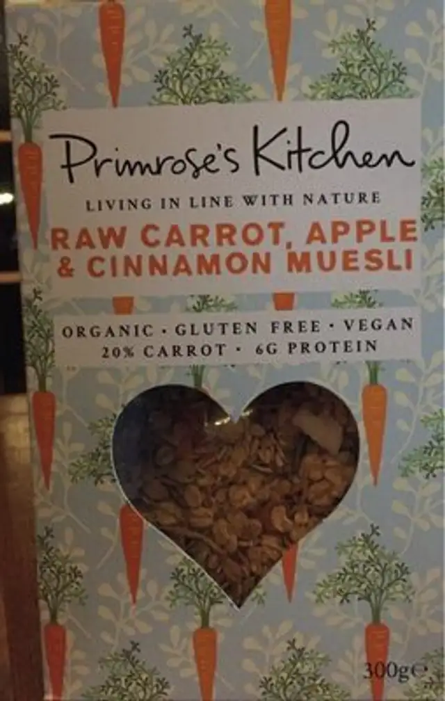 Raw carrot, apple and cinnamon muesli
