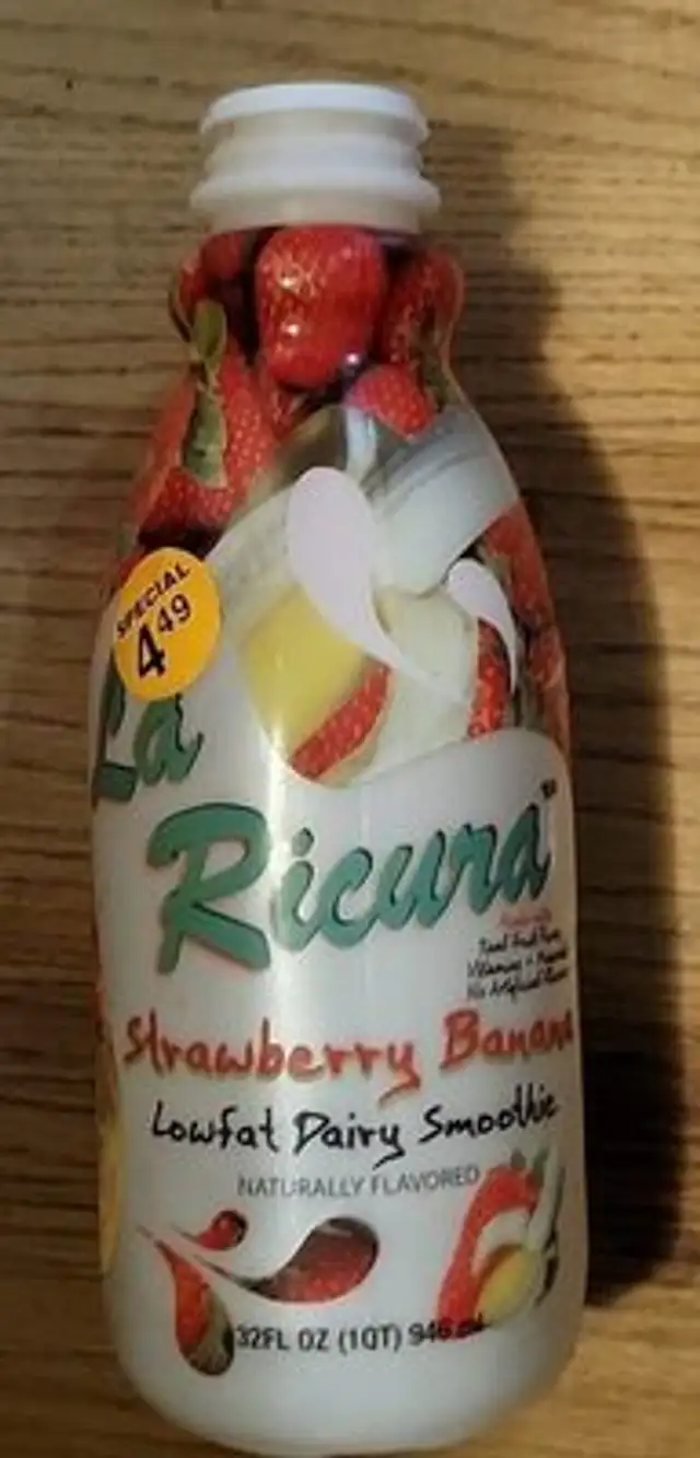 Strawberry banana lowfar dairy smoothy front packaging