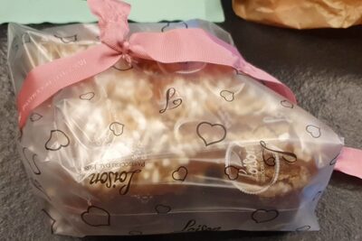 Colomba pesca e nocciole