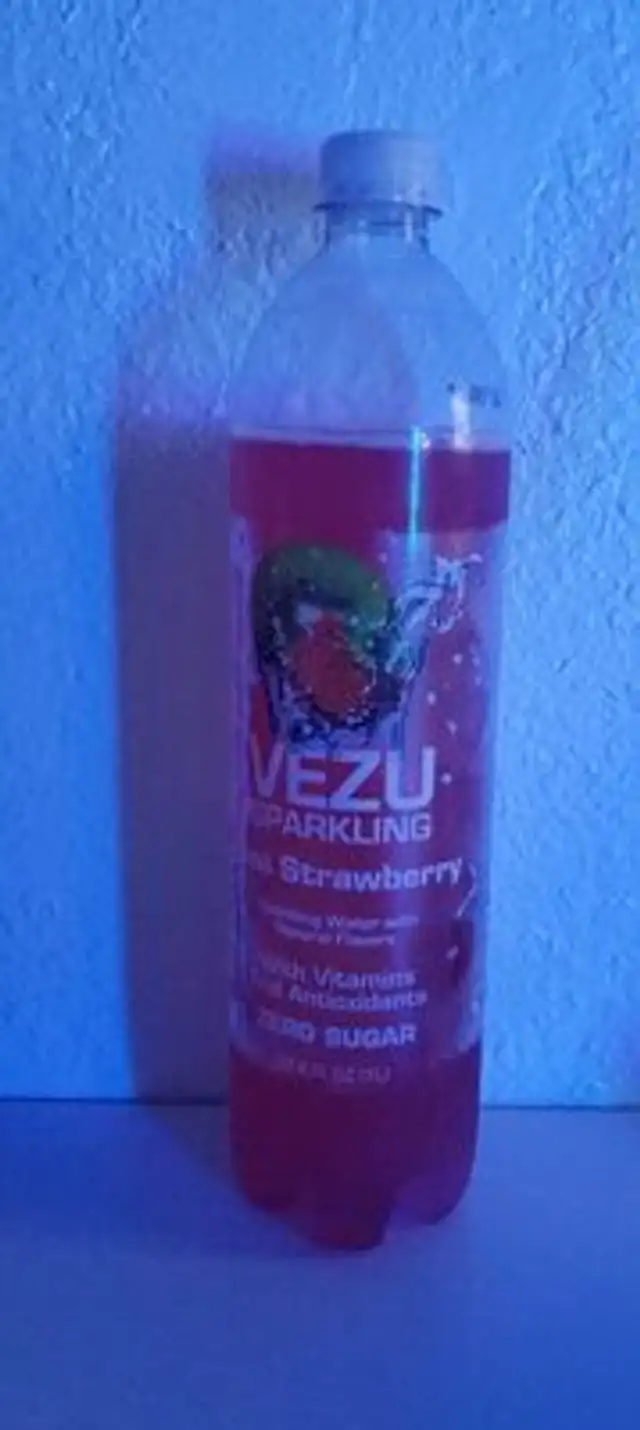 Kiwi strawberry sparkling water