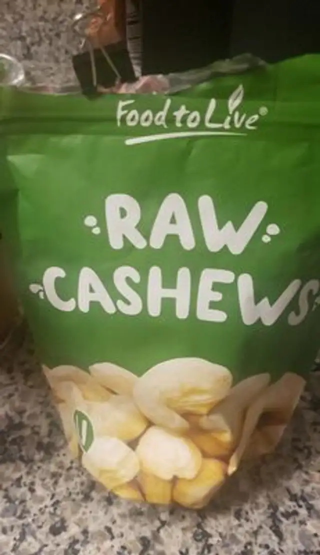 Raw cashews l