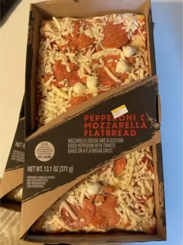 Pepporoni mozzarella flatbread
