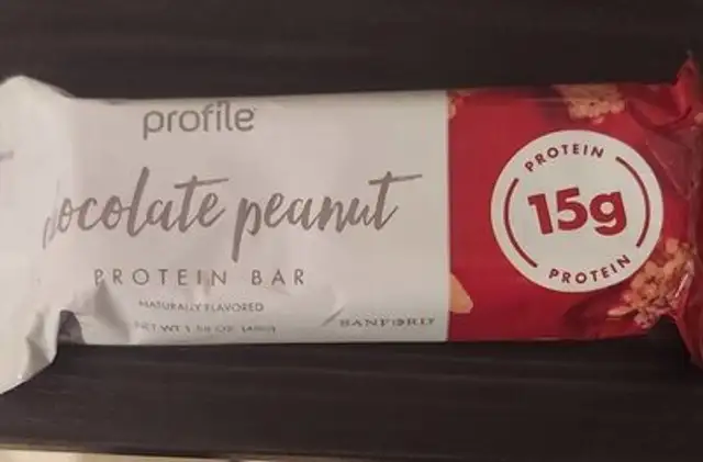 Chocolate peanut protein bar