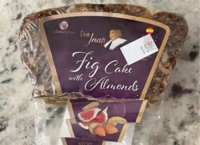 Fig cake with almonds
