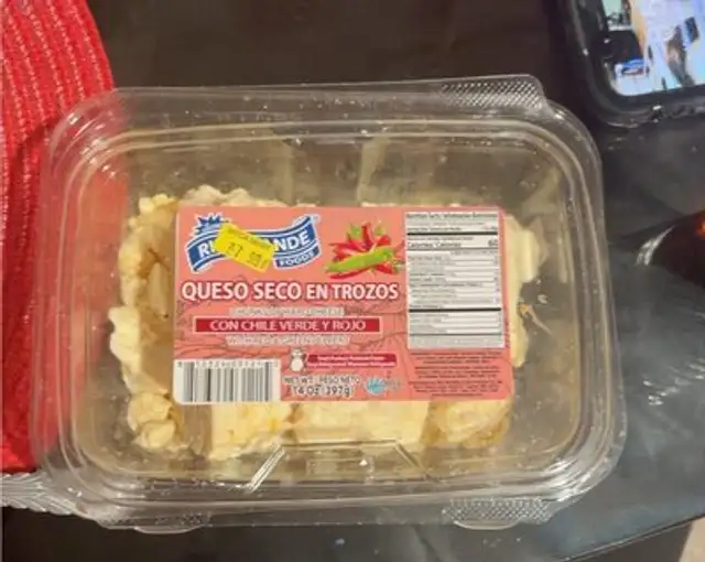 Queso seco en trozos