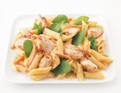 L'IMPULSIVE - Pâtes penne aux filets de poulet en salaison, sauce curry et yuzu et pousses d’épinard