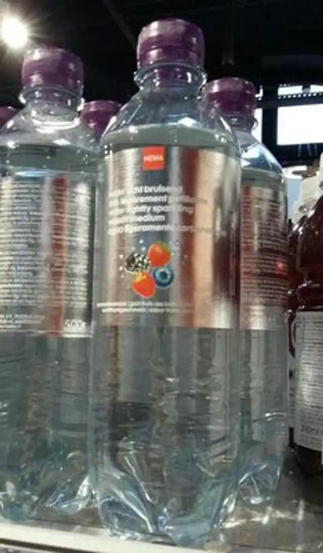 Eau légèrement pétillante goût fruits des bois front packaging