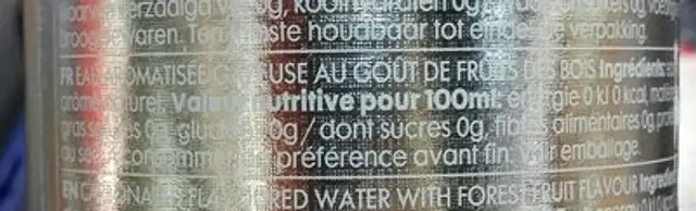 Eau légèrement pétillante goût fruits des bois ingredients label