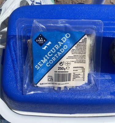 Queso semicurado cortado