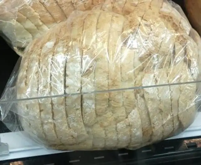 Hogaza de pan cortada