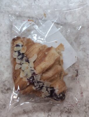 Круассан с марципаном и черной смородиной