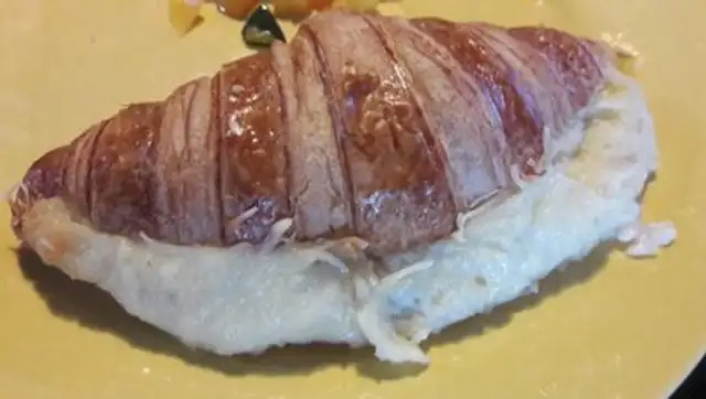 Croissant au jambon et fromage