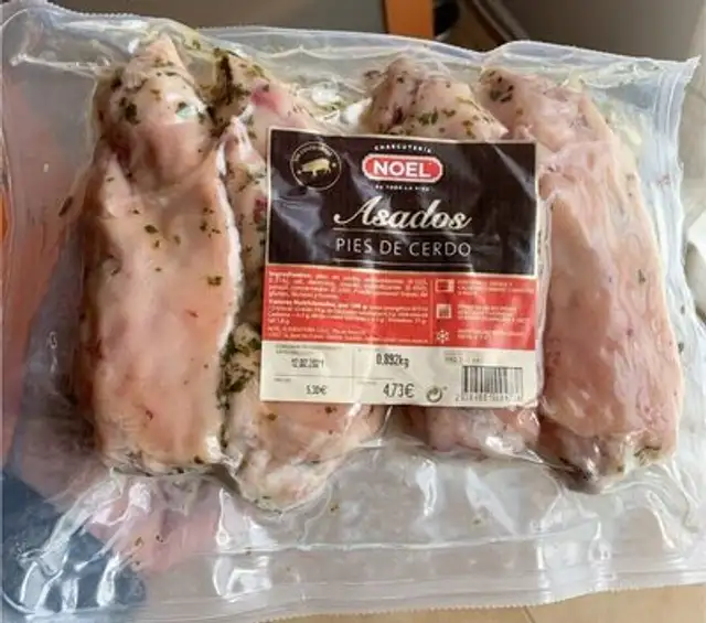 Pies de cerdo asados front packaging